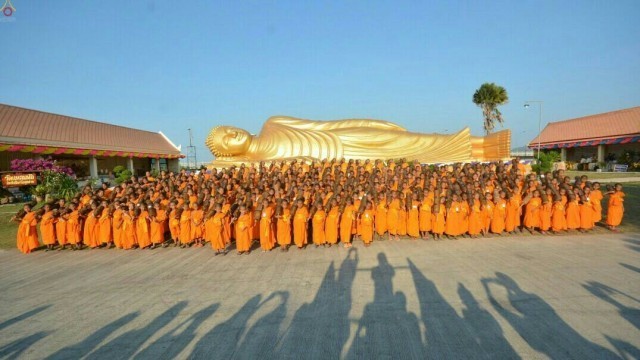 10 เมษายน สามเณรธรรมยาตรา จากวัดแหลมพ้อ เกาะยอ มาที่สวนพลเอกเปรมฯ จ.สงขลา