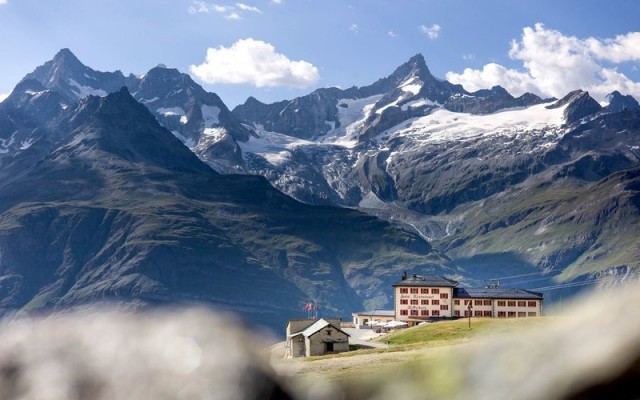 10 สุดยอดโรงแรมและที่พักบนยอดเขาสูง แม้จะดูเสียว แต่วิวช่างคุ้มค่าจริงๆ