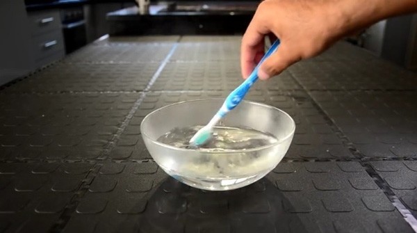 เจ๋ง !!! วิธีคืนรูปแปรงสีฟันขนบานไม่น่าใช้ ให้กลับมาเหมือนใหม่ด้วยน้ำร้อน