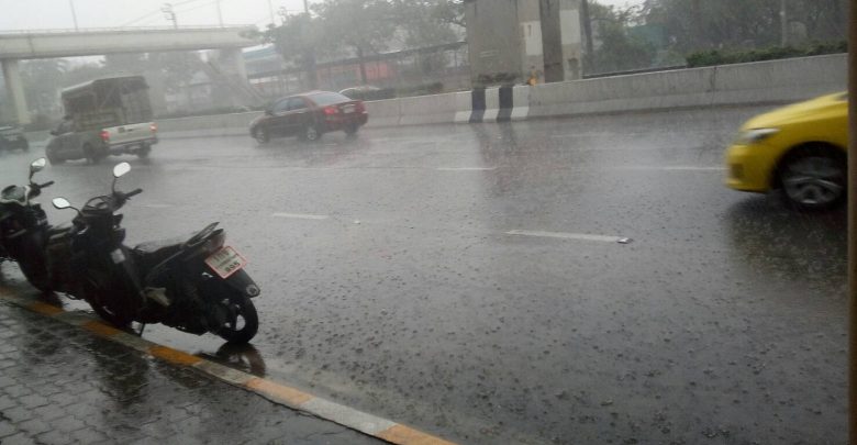 กรมอุตุฯ แจ้งเตือน "ฝนตกหนักถึงหนักมากบริเวณประเทศไทย และคลื่นลมแรงบริเวณภาคใต้"