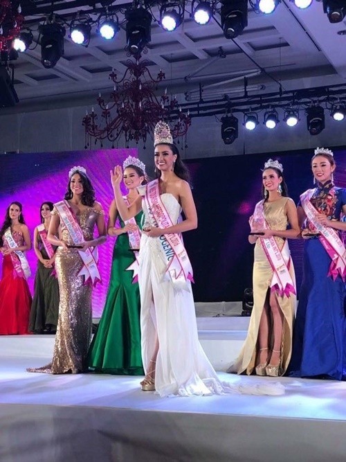 Yalangoch porno modellarning fotosuratlari boshlari ustiga oralgan