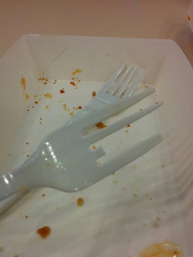 เผยความลับที่ว่า ทำไม KFC ถึงเปลี่ยนจากช้อนส้อมสแตนเลส มาเป็นช้อนส้อมพลาสติก!?