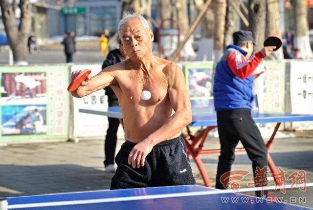 ชายจีนวัย 69 ปี ถอดเสื้อเล่นปิงปองทุกเช้าในหน้าหนาว