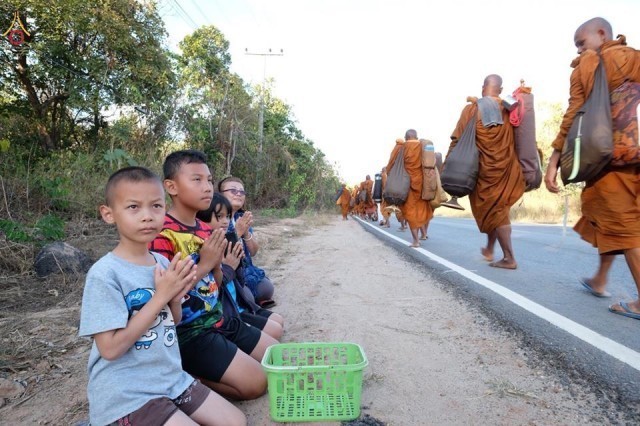 ประมวลภาพปลื้ม ๆ คณะสงฆ์นานาชาติ กว่า 600 รูป เดินธุดงค์ จากจ.จันทบุรี สู่ จ.นครพนม