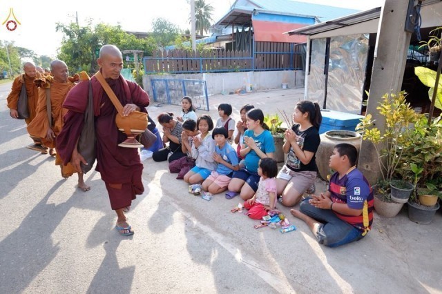 ประมวลภาพปลื้ม ๆ คณะสงฆ์นานาชาติ กว่า 600 รูป เดินธุดงค์ จากจ.จันทบุรี สู่ จ.นครพนม