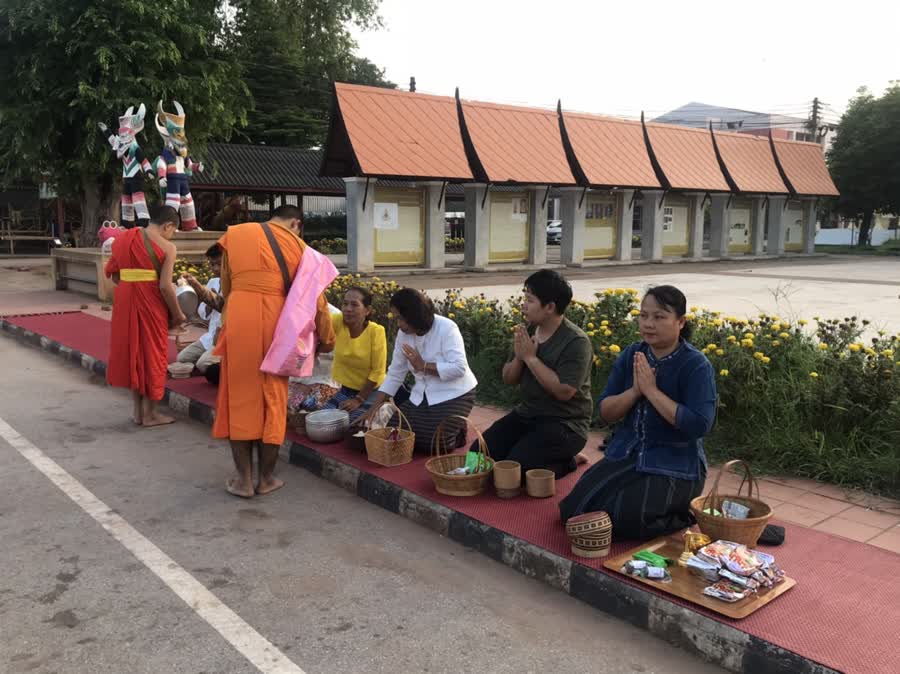 อำเภอด่านซ้าย จัด "กิจกรรมตักบาตรทุกวันพุธ” ขับเคลื่อนหมู่บ้านรักษาศีลห้า