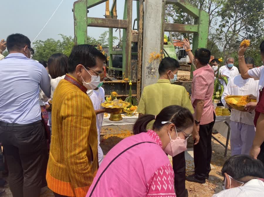 จังหวัดสุรินทร์ สรงน้ำหลวงพ่อหยกขาว และตอกเสาเข็มอุโบสถวัดป่าสมานมิตร