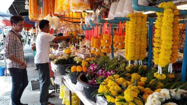 ตลาดดอกไม้โคราชคึกคักรับมาฆบูชา ทำยอดขายพุ่ง 5 เท่า ต้องเปิดร้านบริการตลอด 24 ชม.