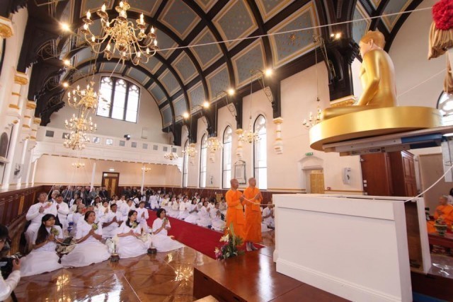 พิธีอัญเชิญองค์พระประธานเพื่อประดิษฐาน ณ อุโบสถ  วัดพุทธนิวคาสเซิล ประเทศอังกฤษ