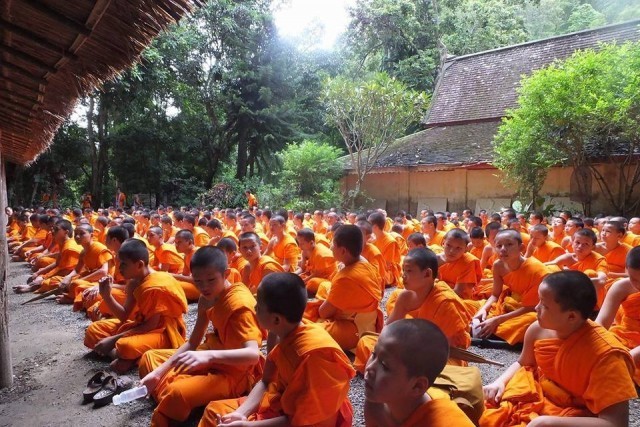 สามเณรวัดศรีโสดา...เดินธรรมยาตรา ตามรอยครูบาศรีวิชัย ขึ้นไปกราบพระบรมธาตุดอยสุเทพ