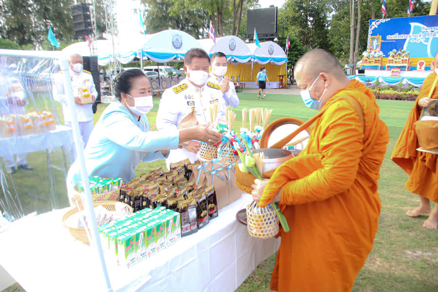 พสกนิกรชาวอุบลฯ ตักบาตรพระสงฆ์ เนื่องในโอกาสวันเฉลิมพระชนมพรรษา พระบรมราชชนนีพันปีหลวง