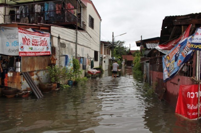 ฝนถล่มเชียงใหม่ น้ำท่วมขังมากสุดรอบ 10 ปี พ่อค้าแม่ขาย-ชาวบ้านเดือดร้อน จำนวนมาก