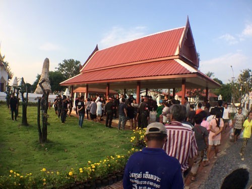 พระสงฆ์ร่วมกับ เทศบาลนครพระนครศรีอยุธยา ลงพื้นที่มอบถุงยังชีพเยี่ยวยาผู้ประสบภัยน้ำท่วม