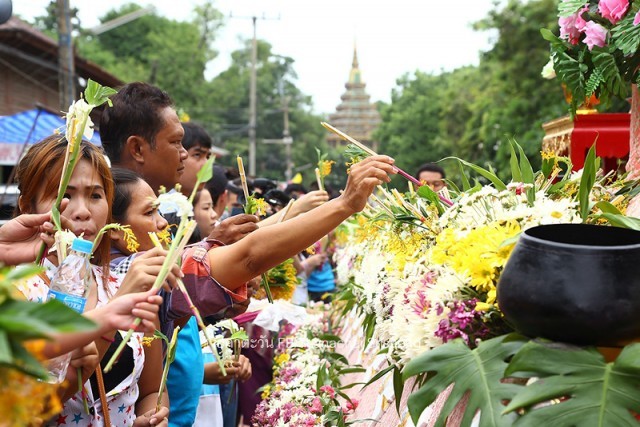 งานประเพณีตักบาตรดอกเข้าพรรษา สระบุรี