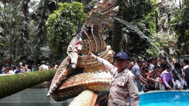 พายุแรงต้นชะโนดอายุร่วม 100 ปีหักโค่นล้มทับเศียรพญานาคบ่อน้ำศักดิ์สิทธิ์หัก 3 เศียร