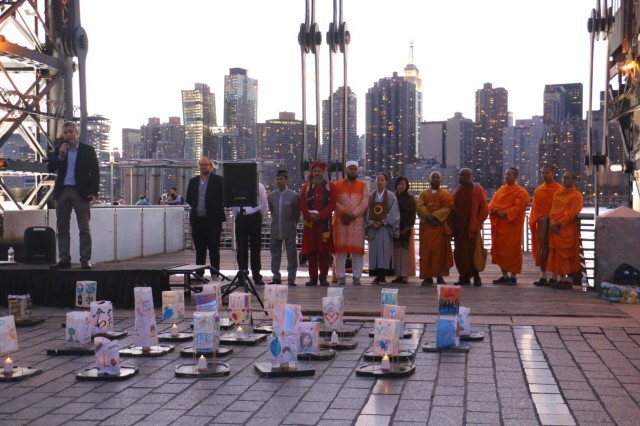 ชมภาพงาม ๆ เทศกาลลอยโคมสันติภาพ ทำสมาธิ ประจำปี 2559 ณ วัดพุทธนิวเจอร์ซี สหรัฐอเมริกา