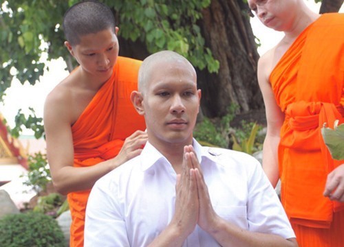 ดาราชื่อดัง 'อ๋อม' บวชทดแทนคุณพ่อแม่ที่วัดสระเกศ