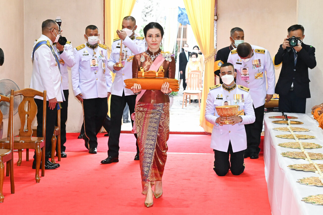 ‘ในหลวง’ โปรดเกล้าฯ ‘เจ้าคุณพระ’ เป็นผู้แทนพระองค์ไปถวายผ้าพระกฐินพระปฐมเจดีย์