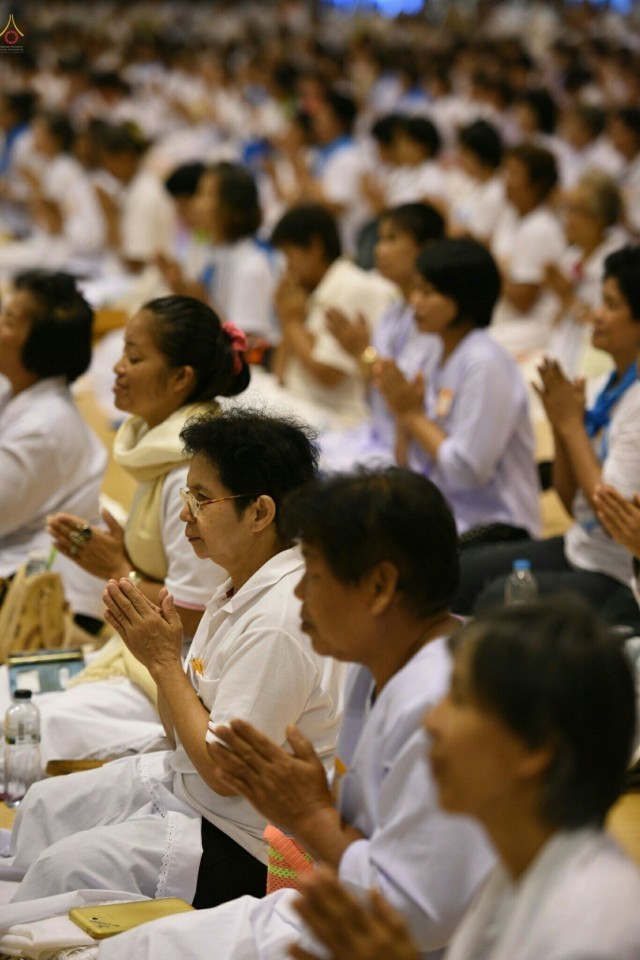 คณะพระภิกษุสงฆ์จาก 15 จังหวัดจำนวน 350 รูป เดินทางมอบกระเช้าดอกไม้เพื่อถวายกำลังใจแด่พระเทพญาณมหามุนี (ธัมมชโย) วัดพระธรรมกาย