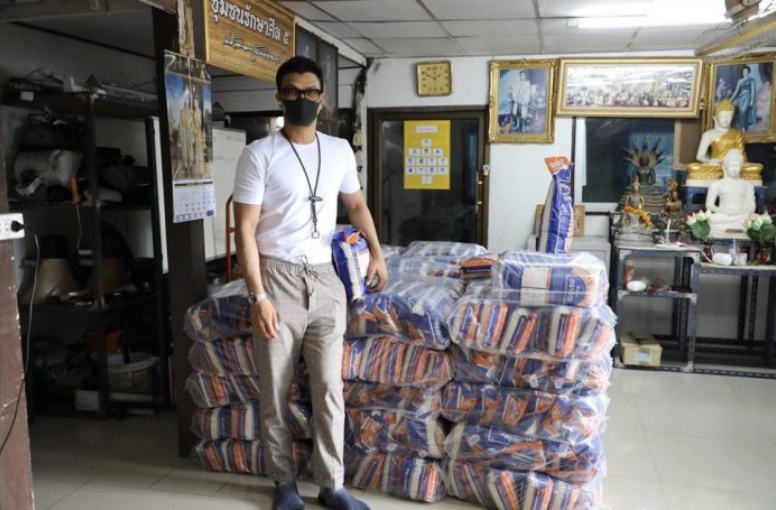 หนุ่ม กะลา แจกข้าวสาร 3000 กก. ช่วยเหลือชาวบ้าน 600 หลังคาเรือน สู้ภัยโควิด