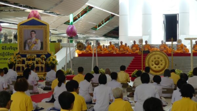 วัดพระธรรมกาย จัดพิธีย่ำฆ้อง กลอง ระฆัง ถวายพระพรชัยมงคล
