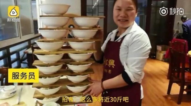 ขั้นเทพ!! สาวเสิร์ฟยกชามก๋วยเตี๋ยวขึ้นลงบันไดได้ถึงครั้งละ  16-20  ชาม