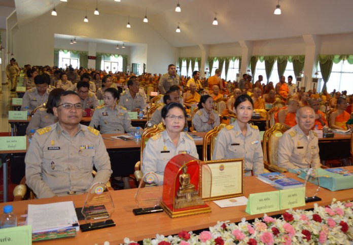 "พระพรหมมุนี" มอบโล่รางวัลแก่ 18 หมู่บ้านรักษาศีล 5 ดีเด่นปี 2561