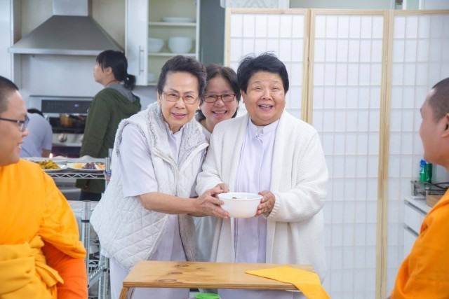 คณะสงฆ์และชาวพุทธวัดพระธรรมกาย ดี.ซี. สหรัฐอเมริกา ร่วมจัดกิจกรรมงานบุญวันอาทิตย์