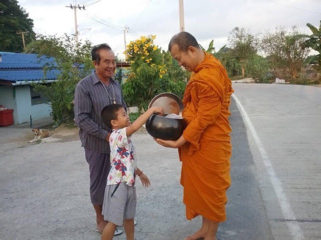 พระราชาคณะชั้นธรรม เมตตาออกบิณฑบาตโปรดชาวบ้าน
