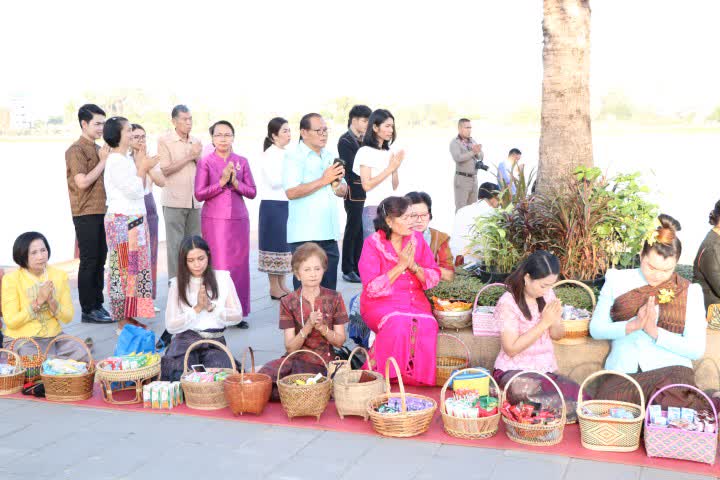 พ่อเมืองศรีสะเกษ นำพุทธศาสนิกชน นุ่งผ้าพื้นเมือง ใส่บาตร เพื่อบำรุงพระศาสนา