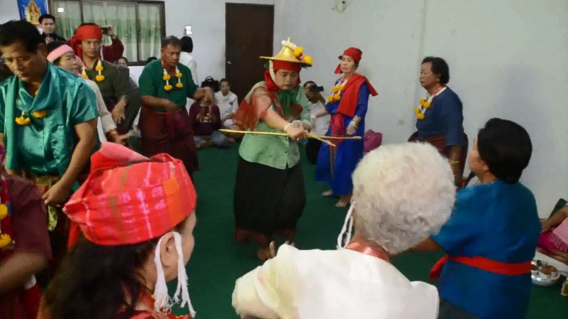 นางสีดาเดินทางเข้าร่วมพิธีฆ่านกหัสดีลิงค์