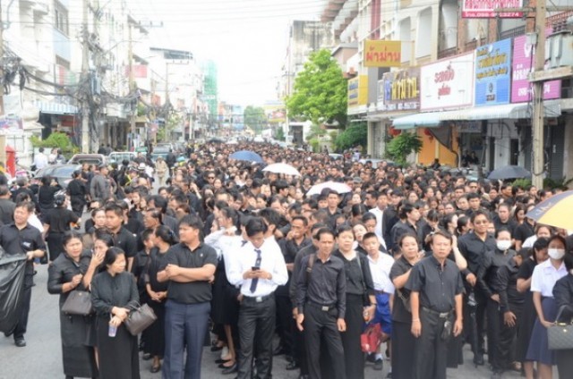 พสกนิกรชาวโคราชนับแสนหลั่งไหลร่วมถวายดอกไม้จันทน์ ส่งเสด็จสู่สวรรคาลัย