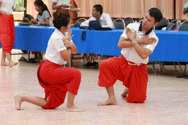 คณะครูและขรก.อีสาน ซ้อม"รำแสดงความอาลัย"ในพระราชพิธีถวายพระเพลิงพระบรมศพ ในหลวงร.9
