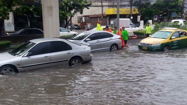 วิกฤติหนัก แยกรัชดา-ลาดพร้าว ฝนถล่มน้ำท่วมแนะเลี่ยงเส้นทาง