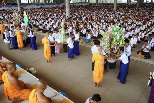 ประมวลภาพปลื้ม ๆ พิธีทอดผ้าป่าของชาวพุทธเมียนมาร์ ประจำปี 2560 ณ วัดพระธรรมกาย ปทุมธานี