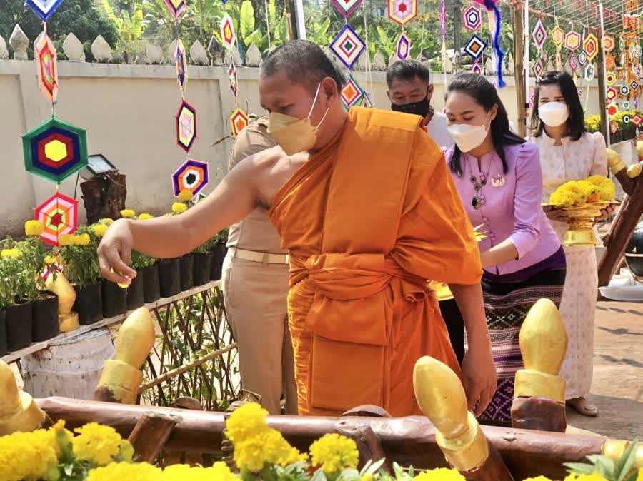 นายอำเภอด่านซ้าย ประกอบพิธีปักเขตพระราชทานวิสุงคามสีมา ณ วัดศรีชมภู