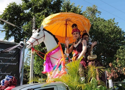 ชาวกาฬสินธุ์ สืบสานประเพณีขอฝน ร่วมกันงานประเพณีบุญบั้งไฟ ประจำปี 2560