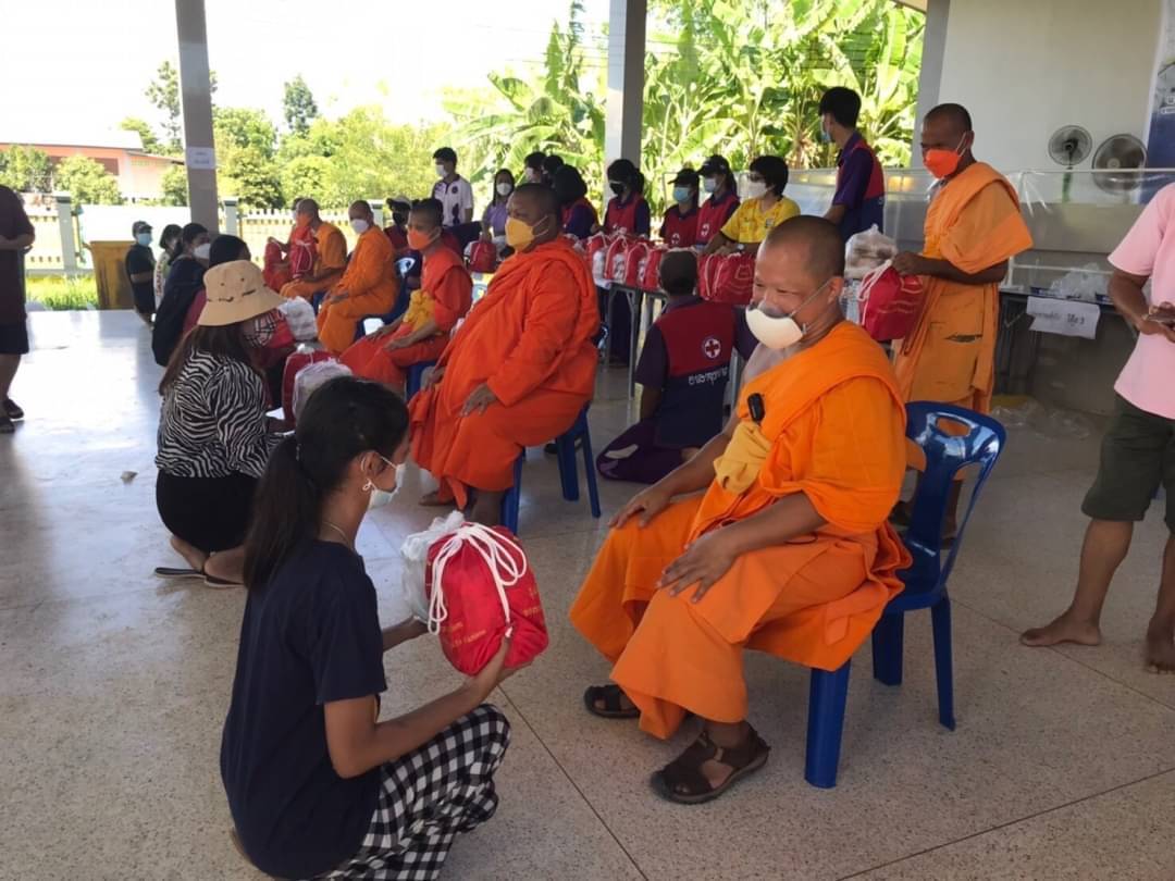 คณะสงฆ์สุโขทัย วัดพระธรรมกาย มูลนิธิธรรมกาย มอบถุงยังชีพช่วยน้ำท่วม 300 ชุด