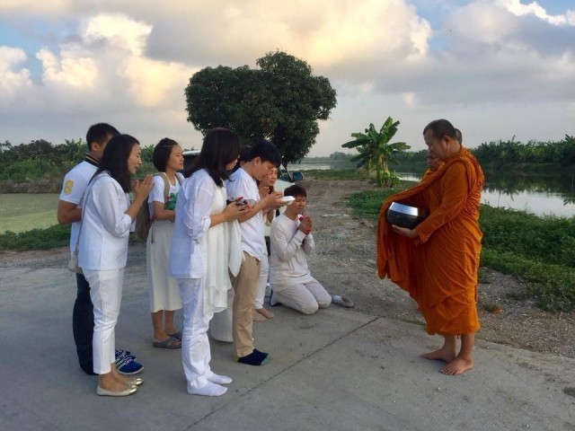 พระราชาคณะชั้นธรรม เมตตาออกบิณฑบาตโปรดชาวบ้าน