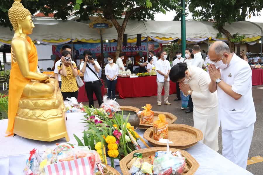 พ่อเมืองเพชรบุรี นำตักบาตรเทโวใส่ข้าวปัด เชื่อ “ข้าวปัดช่วยปัดเป่า”ปล่อยทุกข์ปล่อยโศก