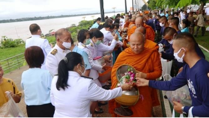 พสกนิกรชาวนครพนม ร่วมใจทำบุญตักบาตรถวายเป็นพระราชกุศลแด่ สมเด็จพระบรมราชชนนีพันปีหลวง