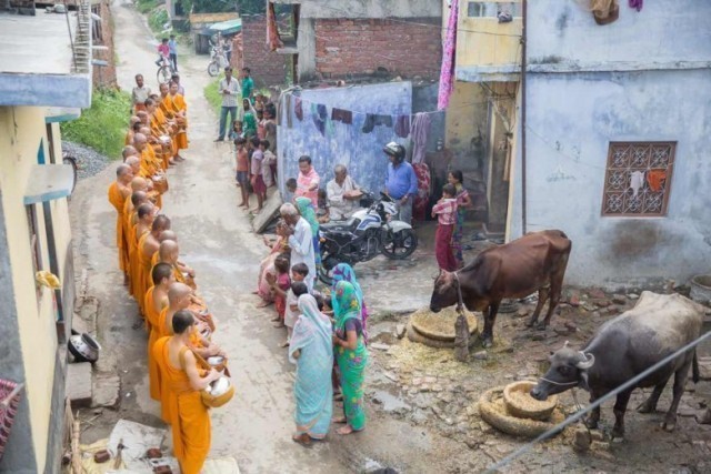 ชาว'พุทธ ฮินดู มุสลิม'อินเดียใส่บาตรทำบุญกับพระมากขึ้น
