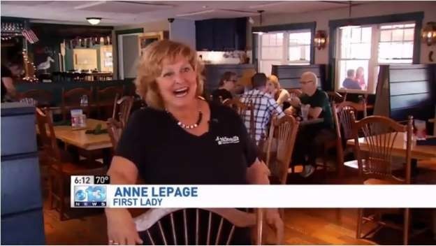 ภรรยาผู้ว่าการรัฐเมน รับจ๊อบเป็นสาวเสิร์ฟ หารายได้เสริมช่วยครอบครัว