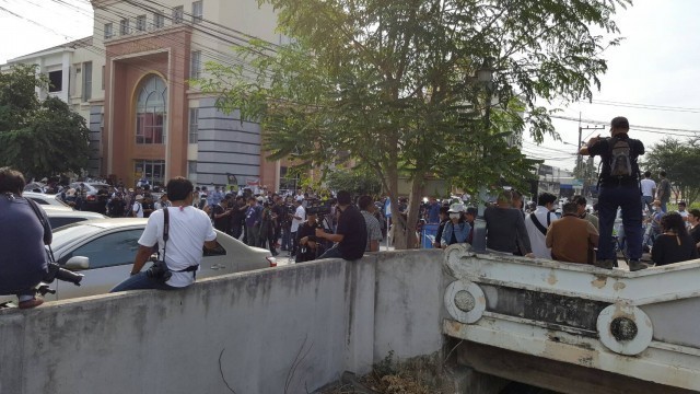 ใกล้ปีใหม่แล้ว..ตำรวจทหารนับพันนาย บุกประชิดรั้ววัดพระธรรมกาย...เพื่ออะไร กันแน่ ?