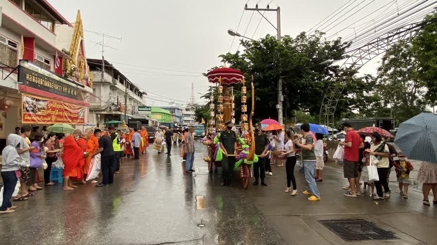ชาวอุตรดิตถ์ ร่วมประเพณีตักบาตรเทโวโรหณะ ท่ามกลางสายฝนที่ตกลงมาอย่างต่อเนื่อง
