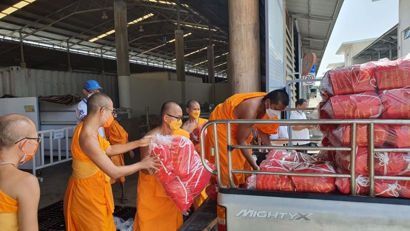 วัดพระธรรมกายมอบถุงยังชีพช่วยน้ำท่วม 7 จังหวัด