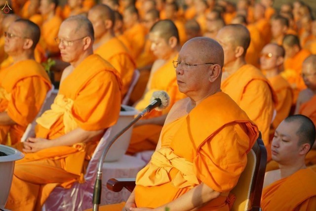 คณะสงฆ์และสาธุชนจำนวนมากร่วมพิธีปลูกต้นกล้าเบญจทรัพย์ ณ ทุ่งสวรรค์ ตะวันฉาย