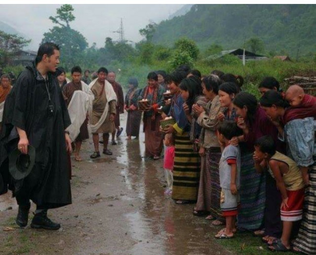 ภาพพิสูจน์ว่ากษัตริย์จิกมีแห่งภูฏาน ทรงงานหนักเพื่อประชาชน โดยมีในหลวงรัชกาลที่ 9 เป็นแบบอย่าง