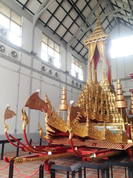 ชมภาพ พระมหาพิชัยราชรถ ที่ใช้ในการอัญเชิญพระโกศพระบรมศพ ร.9