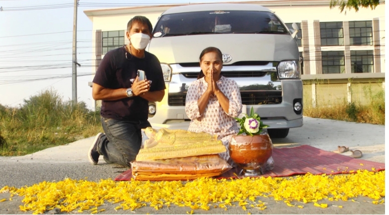 ศรัทธาชน โปรยดอกดาวเรืองตามทาง รอ "หลวงตาบุญชื่น" จาริกธุดงค์ผ่าน